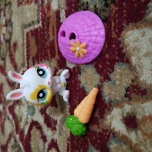 Littlest Pet Shop - Rare bunny with card and accessories